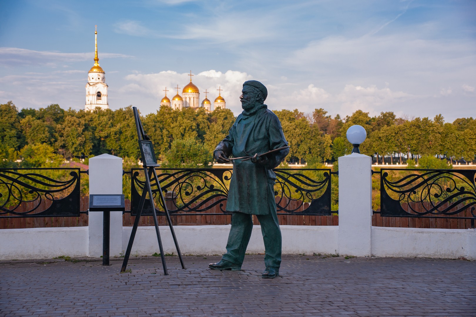 Памятник художнику во Владимире
